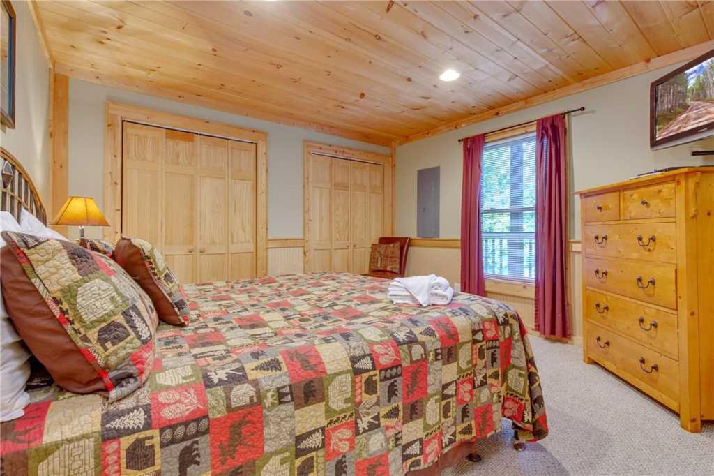 Gentle Ben’s Den 4 Bedrooms Pool Access Air Hockey WiFi Sleeps 12 - image 5