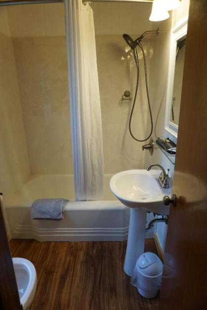 Marshall's Creek Rest Motel - image 15