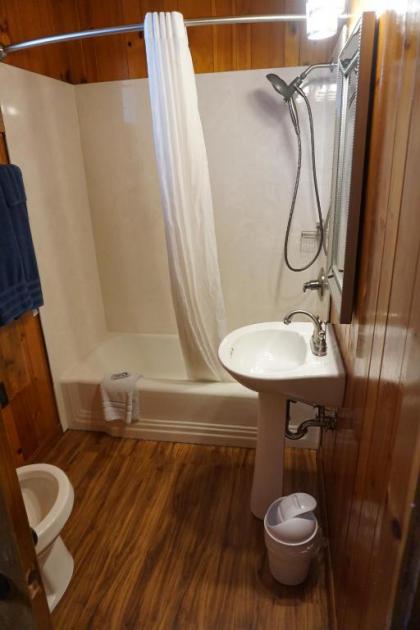 Marshall's Creek Rest Motel - image 6