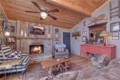 Swiss Bear Haus 4 Bedrooms Hot Tub Pool Access Sleeps 12 - image 1