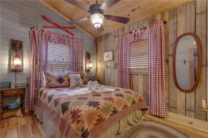 Swiss Bear Haus 4 Bedrooms Hot Tub Pool Access Sleeps 12 - image 9