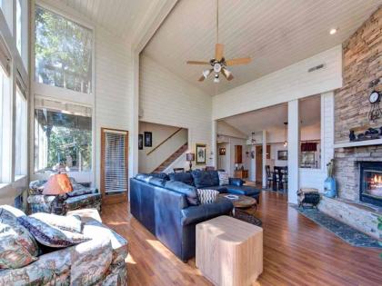 Woodshed 2 Bedrooms Sleeps 5 Mountain View Jetted Tub Pool Access - image 11