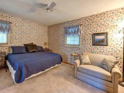 Woodshed 2 Bedrooms Sleeps 5 Mountain View Jetted Tub Pool Access - image 14