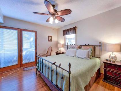 Woodshed 2 Bedrooms Sleeps 5 Mountain View Jetted Tub Pool Access - image 15