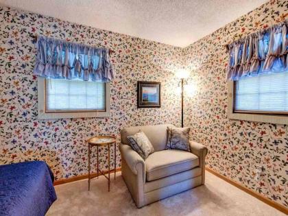 Woodshed 2 Bedrooms Sleeps 5 Mountain View Jetted Tub Pool Access - image 18