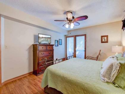 Woodshed 2 Bedrooms Sleeps 5 Mountain View Jetted Tub Pool Access - image 9