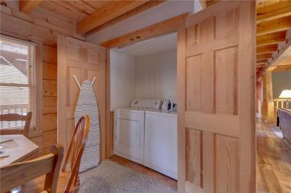 Big Bear 2 5 Bedrooms Pool Access Hot Tub Fireplace WiFi Sleeps 16 - image 13