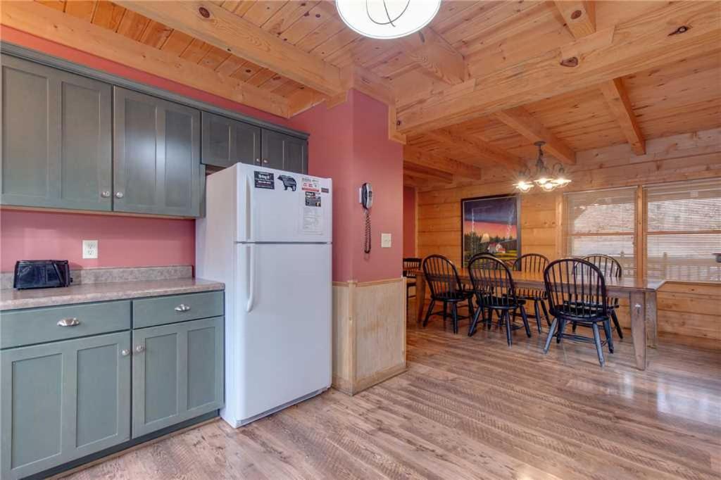Big Bear 2 5 Bedrooms Pool Access Hot Tub Fireplace WiFi Sleeps 16 - image 3