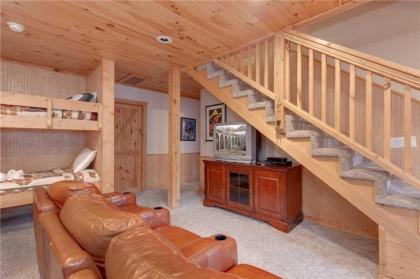 Big Bear 2 5 Bedrooms Pool Access Hot Tub Fireplace WiFi Sleeps 16 - image 4