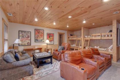 Big Bear 2 5 Bedrooms Pool Access Hot Tub Fireplace WiFi Sleeps 16 - image 9