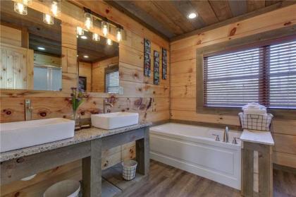 Great Smoky Lodge 7 BR New Construction Pets WiFi Hot Tub Sleeps 20 - image 10