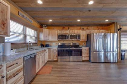 Great Smoky Lodge 7 BR New Construction Pets WiFi Hot Tub Sleeps 20 - image 13