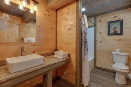 Great Smoky Lodge 7 BR New Construction Pets WiFi Hot Tub Sleeps 20 - image 16