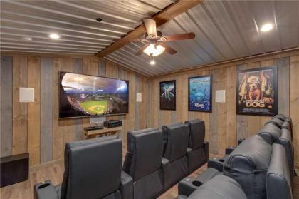 Great Smoky Lodge 7 BR New Construction Pets WiFi Hot Tub Sleeps 20 - image 18