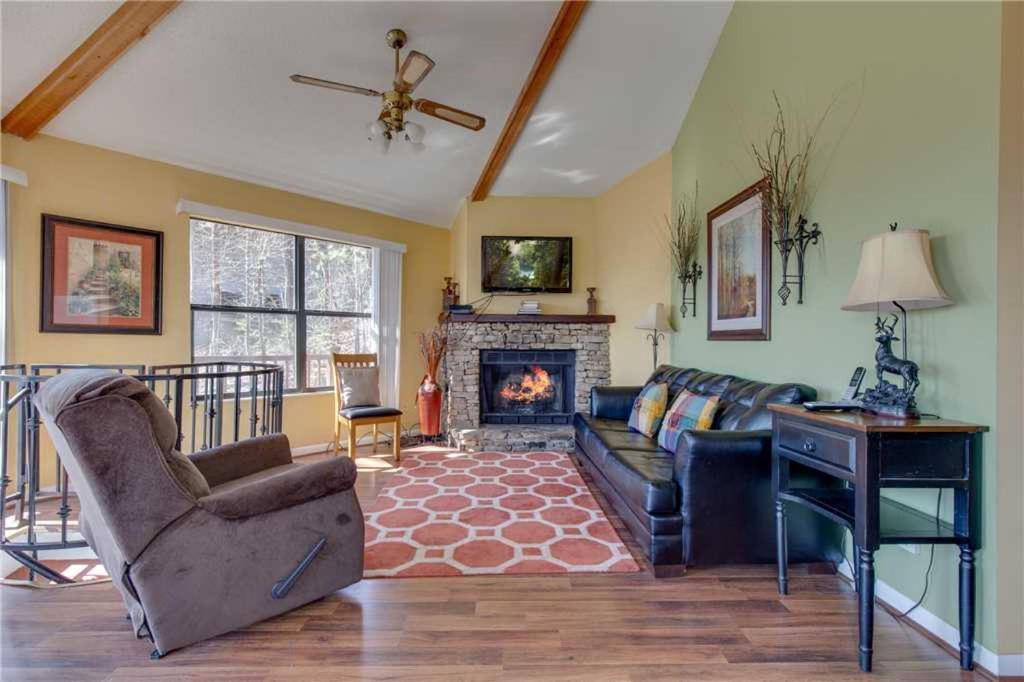 Smoky Mountain Dreams 3 Bedrooms Pool Access Hot Tub WiFi Sleeps 7 - main image