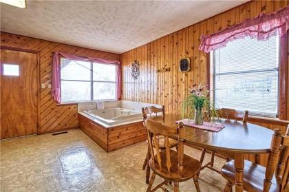 LeConte View 2 1 Bedroom Mountain Views Pool Table Sleeps 2 - image 12