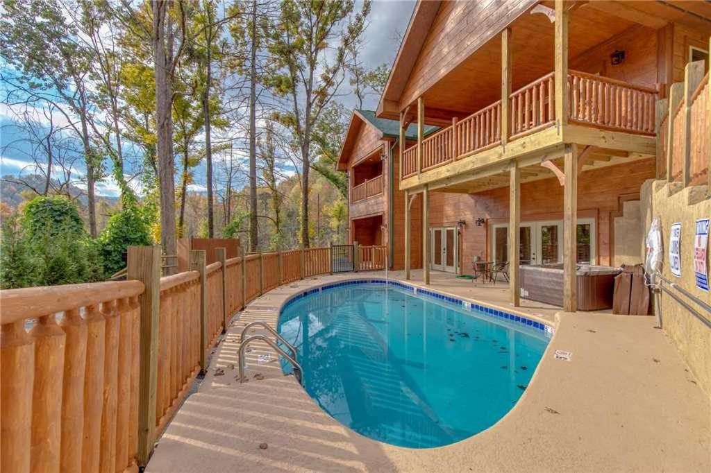 Smoky Mountain Splash 6 Bedroom Private Pool WiFi Pool Table Sleeps 18 - main image