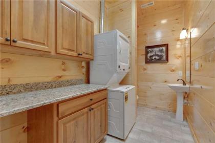 Smoky Mountain Splash 6 Bedroom Private Pool WiFi Pool Table Sleeps 18 - image 13