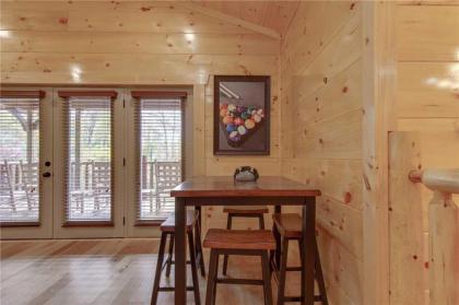 Smoky Mountain Splash 6 Bedroom Private Pool WiFi Pool Table Sleeps 18 - image 17