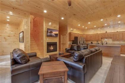 Smoky Mountain Splash 6 Bedroom Private Pool WiFi Pool Table Sleeps 18 - image 5