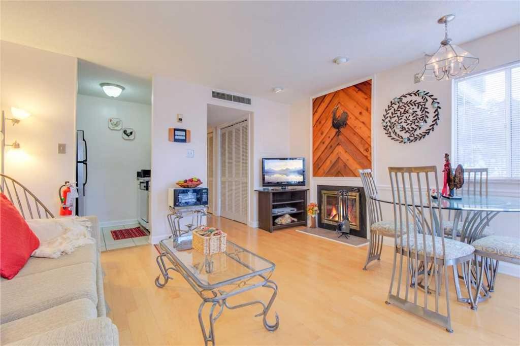 A Tennessee Joy 1 Bedroom Indoor Pool WiFi Fireplace Sleeps 2 - image 5