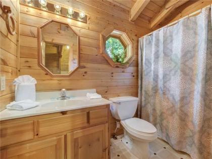 Bear Tracks 2 Bedrooms Hot Tub Fireplace WiFi Jetted Tub Sleeps 6 - image 18