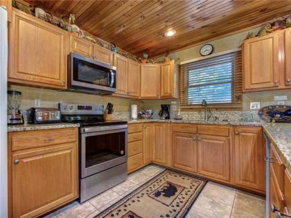 The Moose is Loose 4 Bedrooms Mountain View Hot Tub Sleeps 10 - image 8