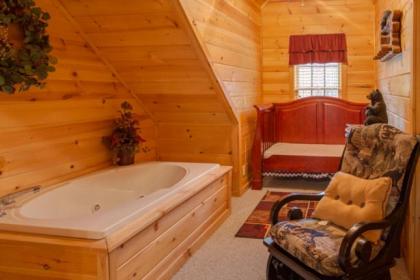 Peyton's Hideaway 3 Bedrooms Sleeps 10 Yard Hot Tub Pet Friendly WiFi - image 12