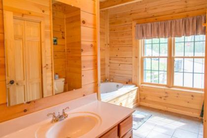 Peyton's Hideaway 3 Bedrooms Sleeps 10 Yard Hot Tub Pet Friendly WiFi - image 9