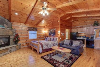 Cuddle Bear 1 Bedroom Hot Tub Grill Jetted Tub Fireplace Sleeps 2 - image 15