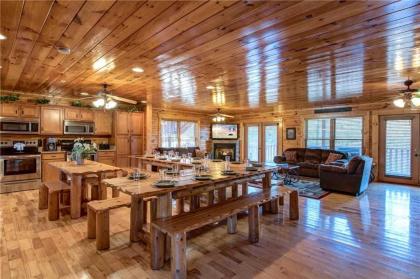 Hemlock Inn 8 Bedrooms Theater Room Pool Table Hot Tub Sleeps 38 - image 12