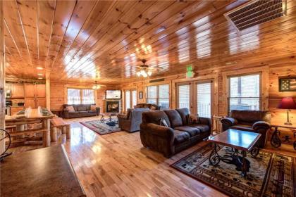 Hemlock Inn 8 Bedrooms Theater Room Pool Table Hot Tub Sleeps 38 - image 14