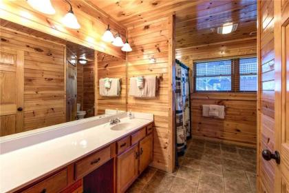 Hemlock Inn 8 Bedrooms Theater Room Pool Table Hot Tub Sleeps 38 - image 17