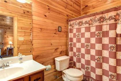 Hemlock Inn 8 Bedrooms Theater Room Pool Table Hot Tub Sleeps 38 - image 18