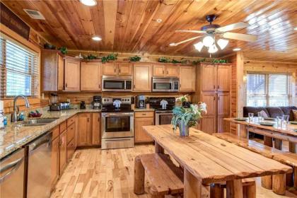 Hemlock Inn 8 Bedrooms Theater Room Pool Table Hot Tub Sleeps 38 - image 8