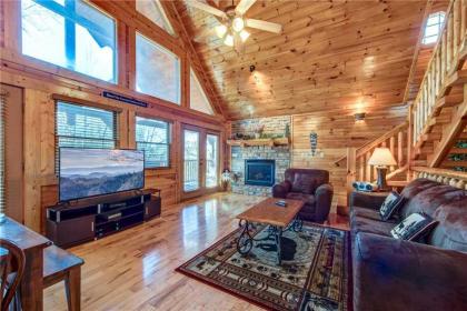 Hemlock manor 3 Bedrooms Sleeps 10 WiFi Game Room Hot tub Fireplace Gatlinburg