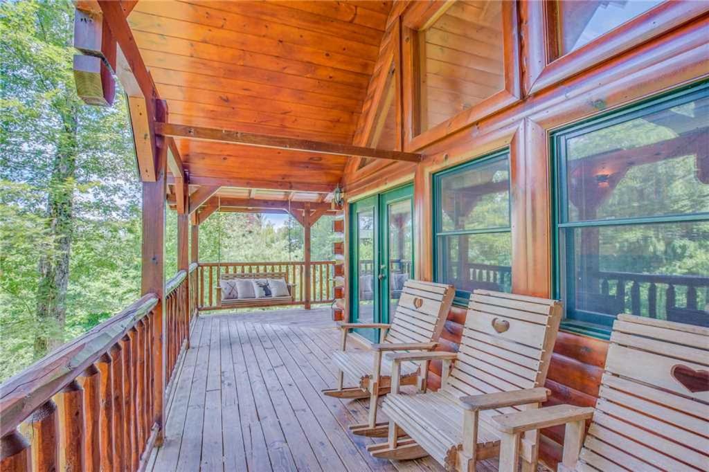 Hemlock Manor 3 Bedrooms Sleeps 10 WiFi Game Room Hot Tub Fireplace - image 2