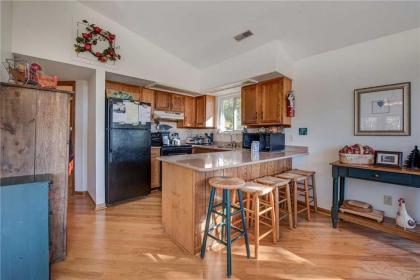 High Cotton 3 Bedroom Hot Tub Mountain View Sleeps 6 Pet Friendly - image 19