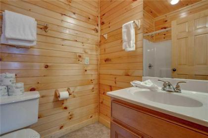 Pine Tree Lodge 8 Bedrooms Pool Table Theater Hot Tub WiFi Sleeps 38 - image 11