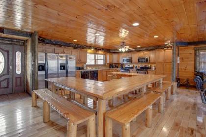 Pine Tree Lodge 8 Bedrooms Pool Table Theater Hot Tub WiFi Sleeps 38 - image 12