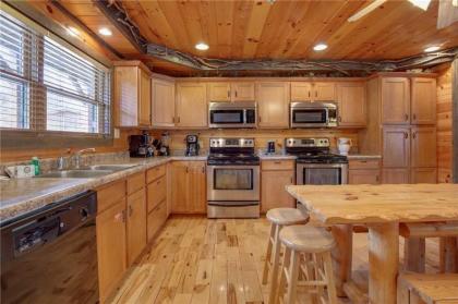 Pine Tree Lodge 8 Bedrooms Pool Table Theater Hot Tub WiFi Sleeps 38 - image 13