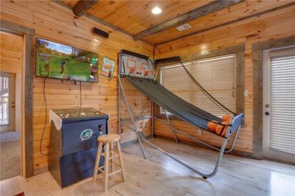 Pine Tree Lodge 8 Bedrooms Pool Table Theater Hot Tub WiFi Sleeps 38 - image 14