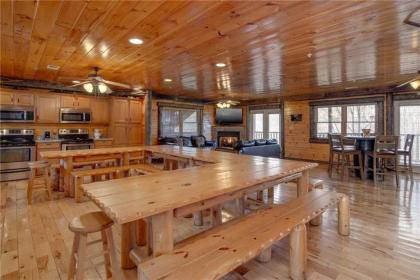 Pine Tree Lodge 8 Bedrooms Pool Table Theater Hot Tub WiFi Sleeps 38 - image 16