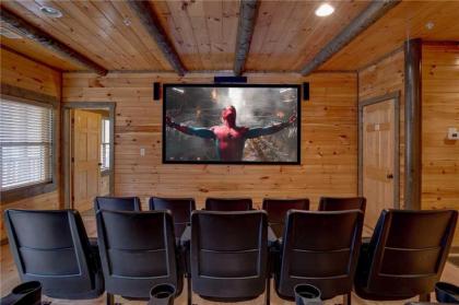 Pine Tree Lodge 8 Bedrooms Pool Table Theater Hot Tub WiFi Sleeps 38 - image 17