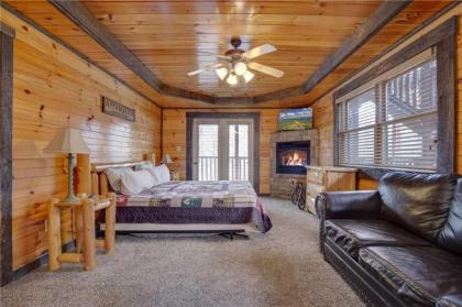 Pine Tree Lodge 8 Bedrooms Pool Table Theater Hot Tub WiFi Sleeps 38 - image 19