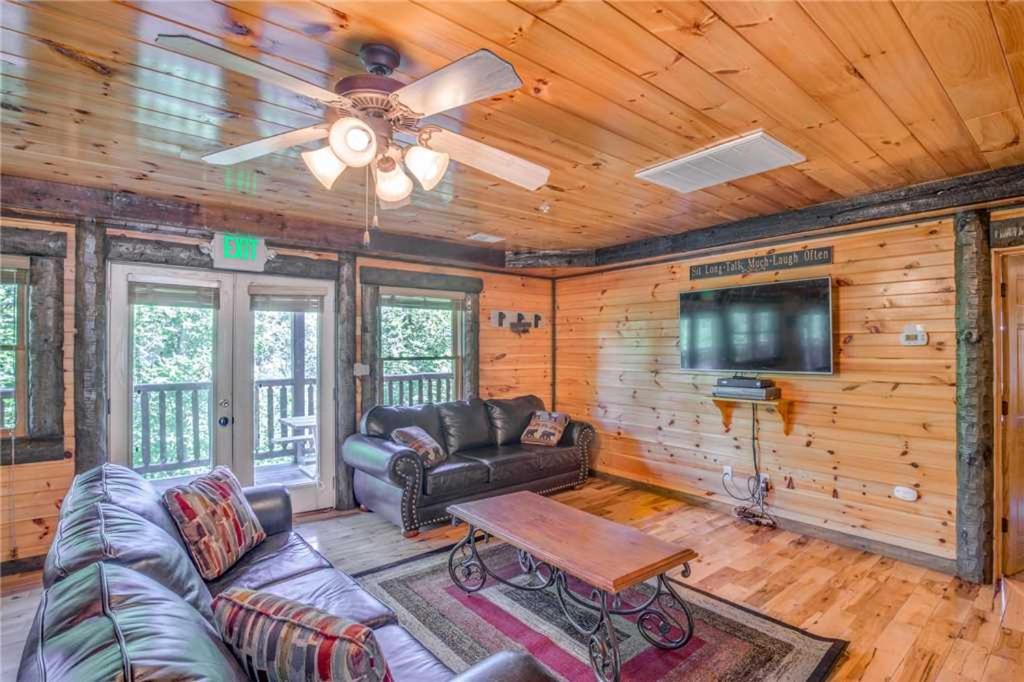 Pine Tree Lodge 8 Bedrooms Pool Table Theater Hot Tub WiFi Sleeps 38 - image 2