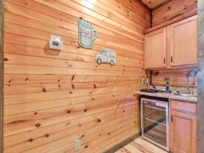 Pine Tree Lodge 8 Bedrooms Pool Table Theater Hot Tub WiFi Sleeps 38 - image 3
