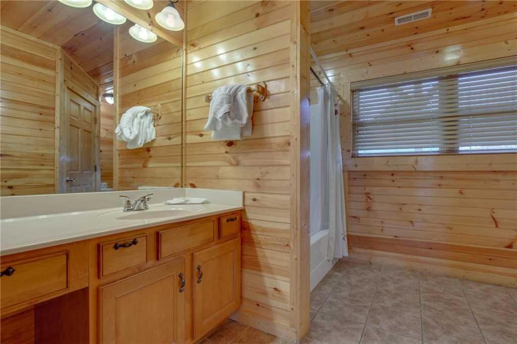 Pine Tree Lodge 8 Bedrooms Pool Table Theater Hot Tub WiFi Sleeps 38 - image 7