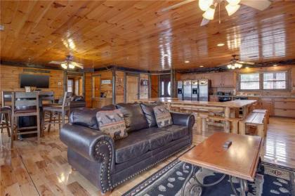 Pine Tree Lodge 8 Bedrooms Pool Table Theater Hot Tub WiFi Sleeps 38 - image 8