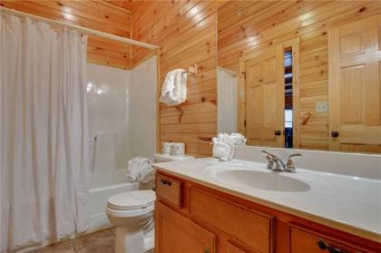 Pine Tree Lodge 8 Bedrooms Pool Table Theater Hot Tub WiFi Sleeps 38 - image 9